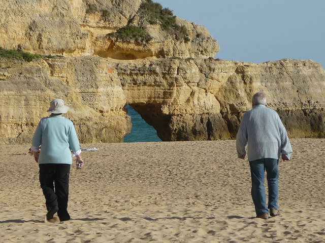 Personas mayores en la playa